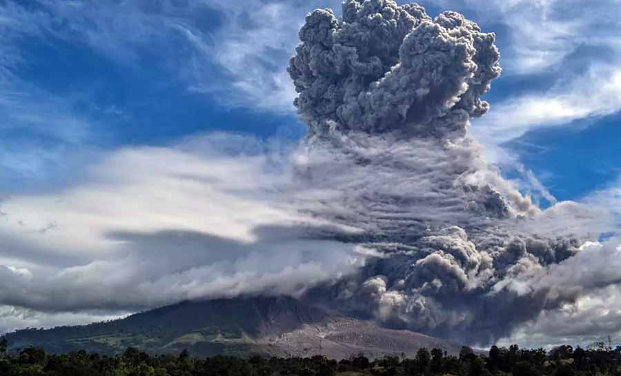 Indonésia ordena retirada de quase 2 mil pessoas por erupção de vulcão