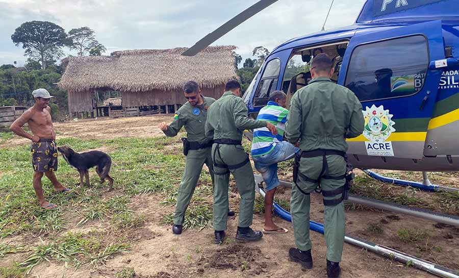 Idoso é resgatado por helicóptero 4 dias após ser picado por cobra surucucu durante caçada em seringal no Acre