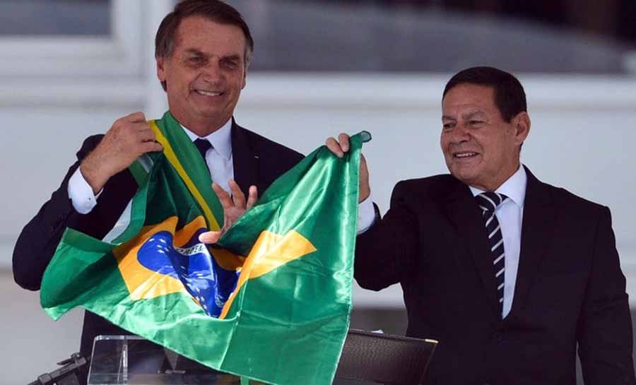 Mourão: Bolsonaro deve entregar faixa e provocar Lula ao pé do ouvido
