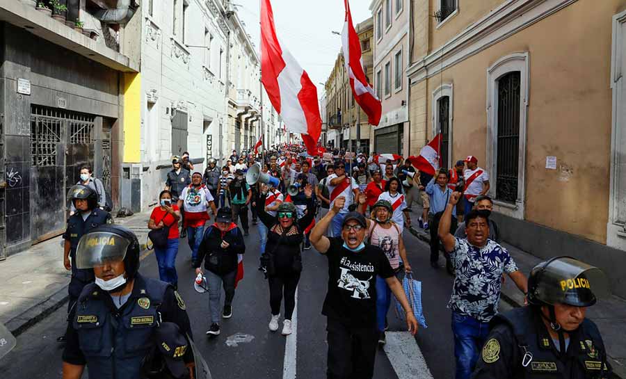 Peruanos que moram no Brasil se dizem preocupados com familiares: ‘país está dividido’