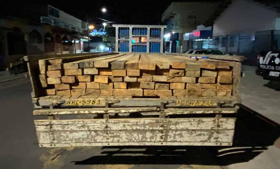 Caminhão com madeira ilegal retirada de área de desmatamento é apreendido no interior do Acre