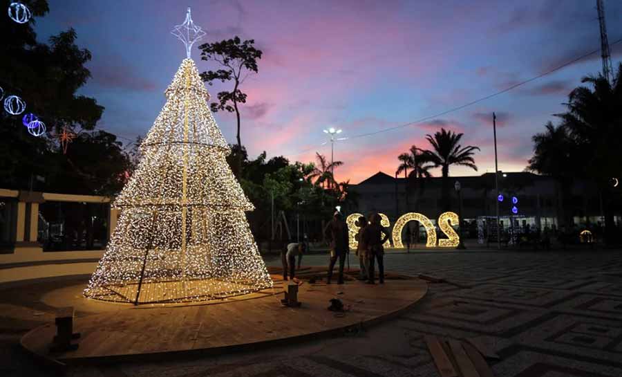 Com árvore de 8 metros, iluminação de Natal é inaugurada no Centro de Rio Branco neste sábado (10)