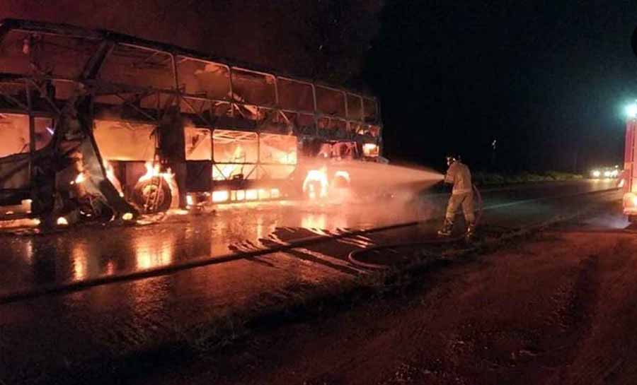 Ônibus foi incendiado em atos de vandalismo na BR-364 em RO, informa PRF