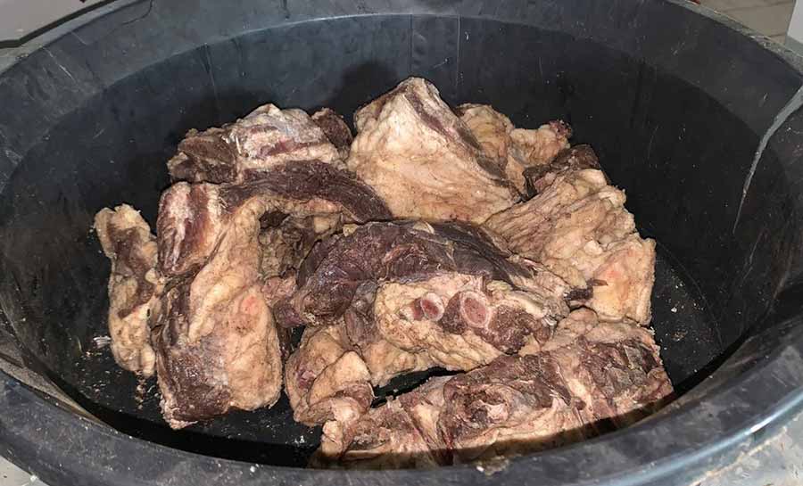 Polícia apreende 24 quilos de carne com larvas em açougue no interior do Acre