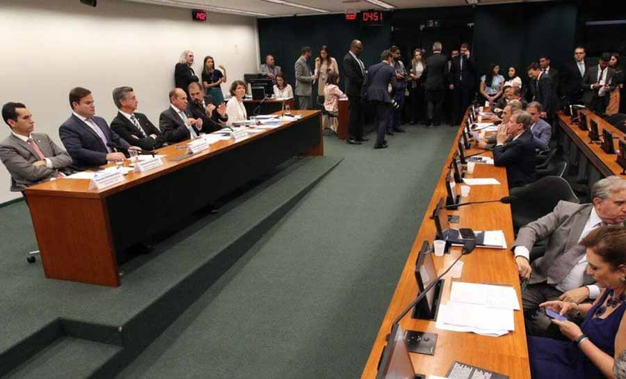 Congresso aprova Orçamento com salário mínimo de R$ 1.320