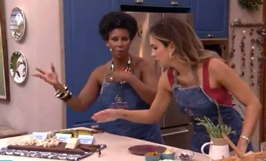 Apresentadora do ‘É de Casa’ espanta mosca da comida ao vivo