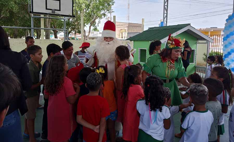 Papai Noel faz a alegria de crianças durante entrega de presentes da campanha ‘Natal Rede do Bem’ em Rio Branco