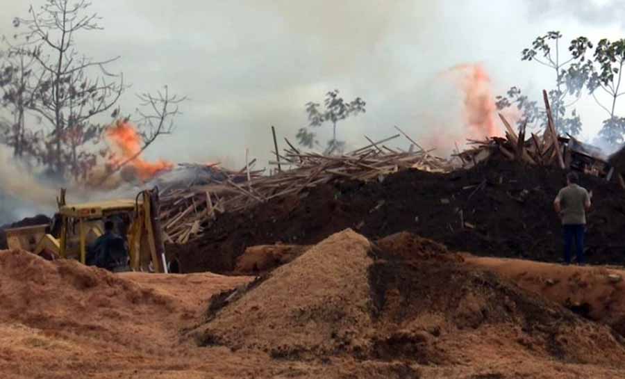 Combate a incêndio em madeireira deve seguir até quinta-feira (29), diz Defesa Civil de Rio Branco