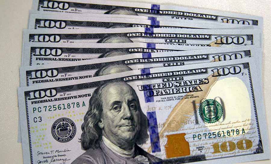 Dólar termina o dia em queda e bolsa em alta