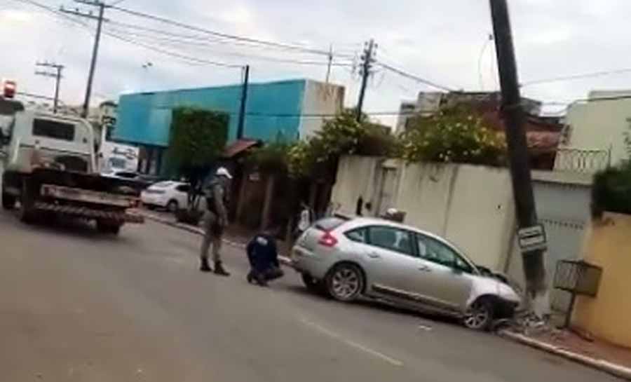 Motorista bate carro em poste e deixa local do acidente em Rio Branco