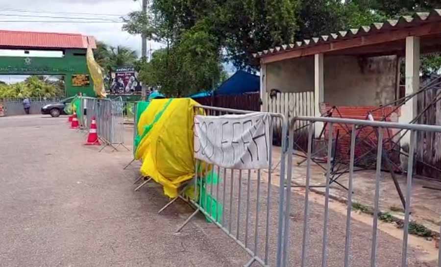 Mesmo após decisão do STF, bolsonaristas mantêm acampamento em frente a quartel em Rio Branco