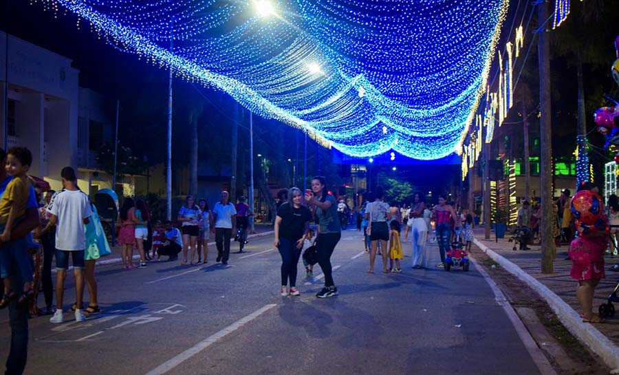 Famílias aproveitam último dia das “Luzes de Natal” na Praça da Revolução