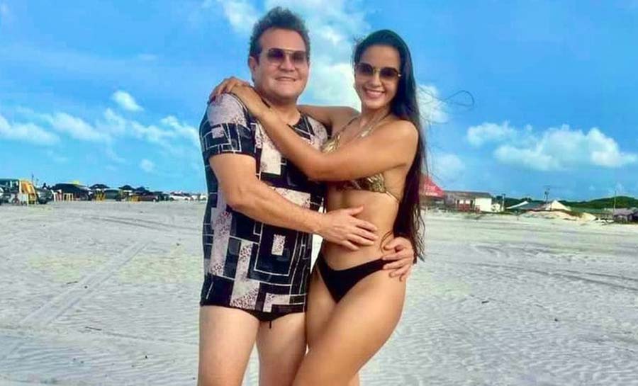 Ximbinha posa em praia no Pará com esposa, pivô da separação de Joelma