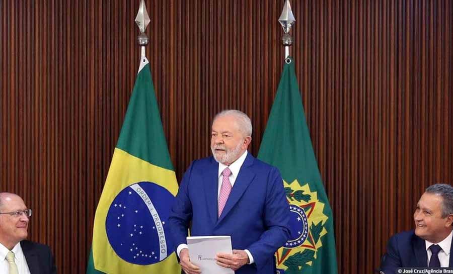 Lula aprova lei de aumento salarial para ministros do STF
