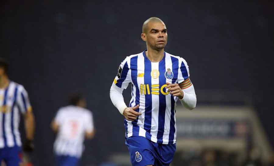 Pepe entra em acordo com o Porto e deve atuar até os 42 anos no clube