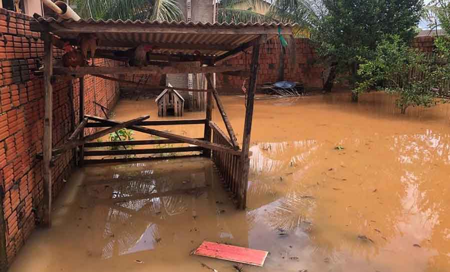 Temporais causam transbordo de igarapés e afetam moradores de cidades na fronteira do Acre