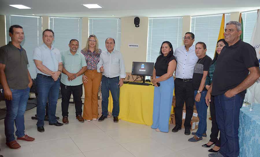 Prefeitura entrega 220 novos computadores para melhorar informatização da Saúde no município
