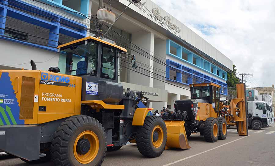 Prefeitura de Rio Branco entrega máquinas e caçambas à Emurb