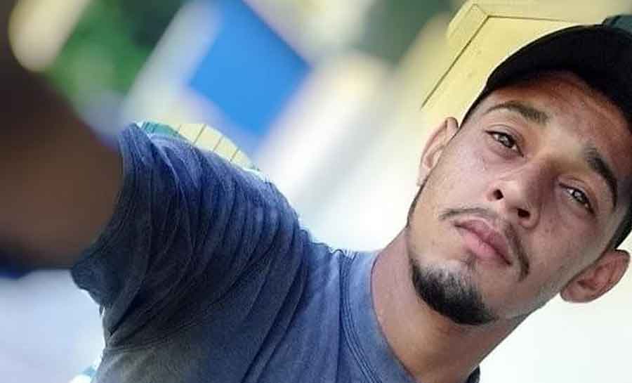 Jovem de 21 anos morre afogado após árvore cair em embarcação e jogá-lo no rio no interior do Acre