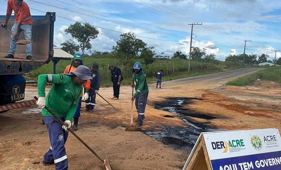 Deracre executa tapa-buraco no acesso do Conjunto Miritizal Novo em Cruzeiro do Sul