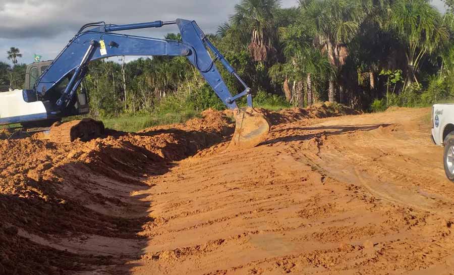 Em Cruzeiro do Sul, Deracre executa melhorias de acesso no ramal Mariana 2