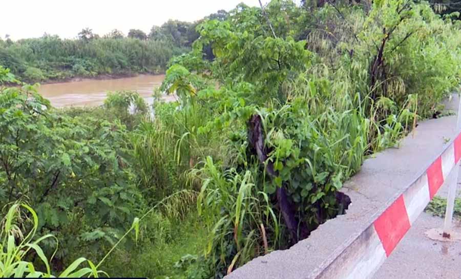 Moradores de Rio Branco temem que erosão leve casas e comércios no bairro Quinze