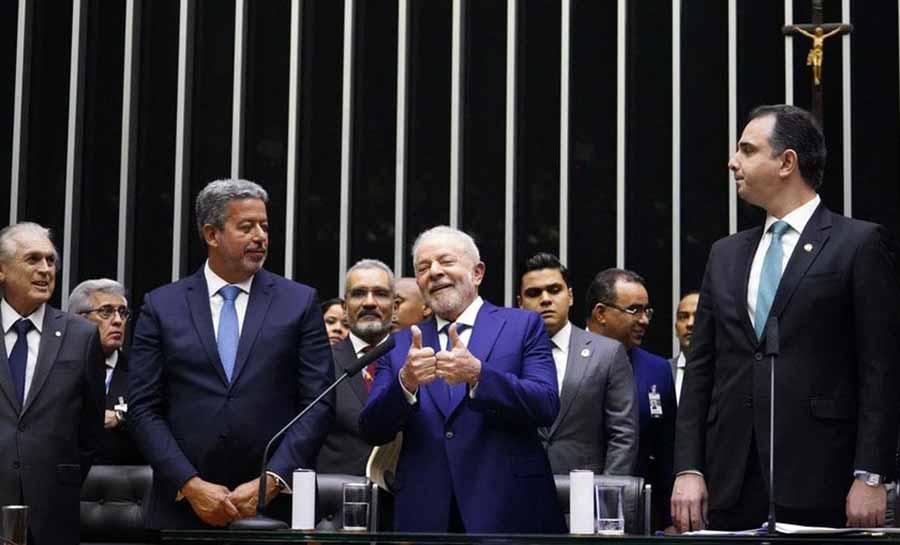 Arthur Lira articula bloco inusitado entre PT e PL no Congresso