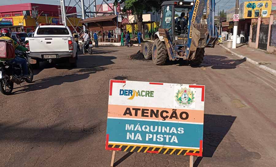 Deracre trabalha na manutenção da Via Chico Mendes