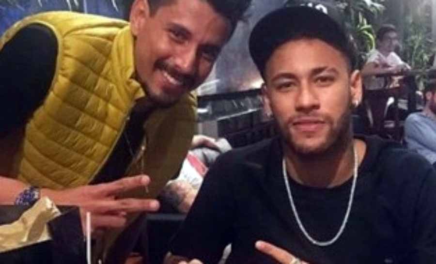 Neymar é intimado após receber joias e aparecer em foto com foragido