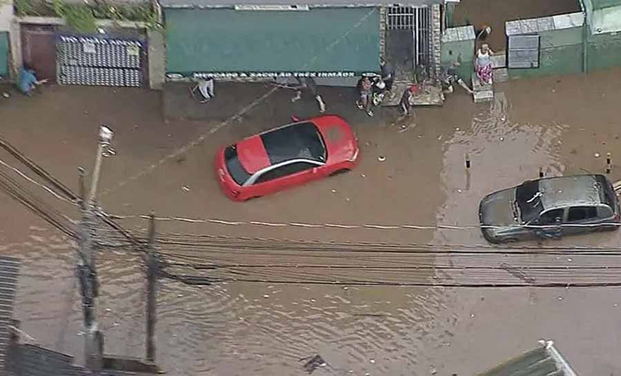 Chuva mata motociclista afogado na Região Metropolitana de São Paulo