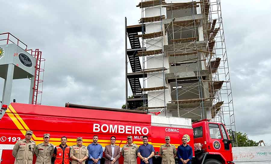 Governo vistoria fase final da construção da torre de treinamento do Corpo de Bombeiros