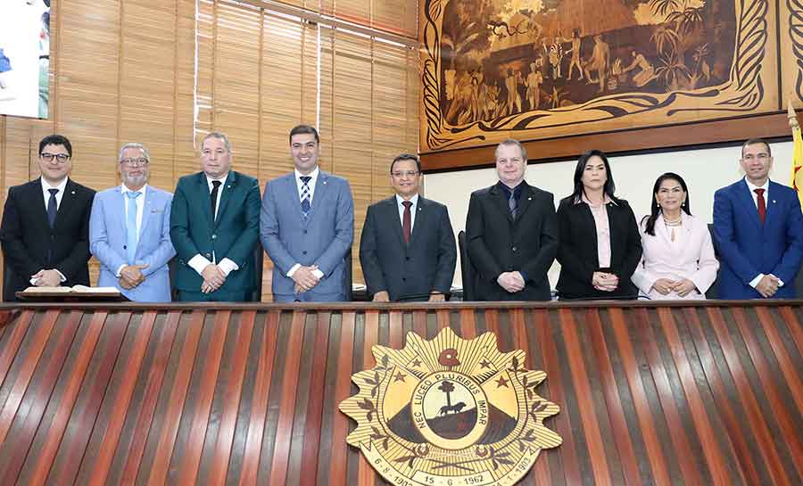 Deputados tomam posse e elegem Luiz Gonzaga presidente da Aleac