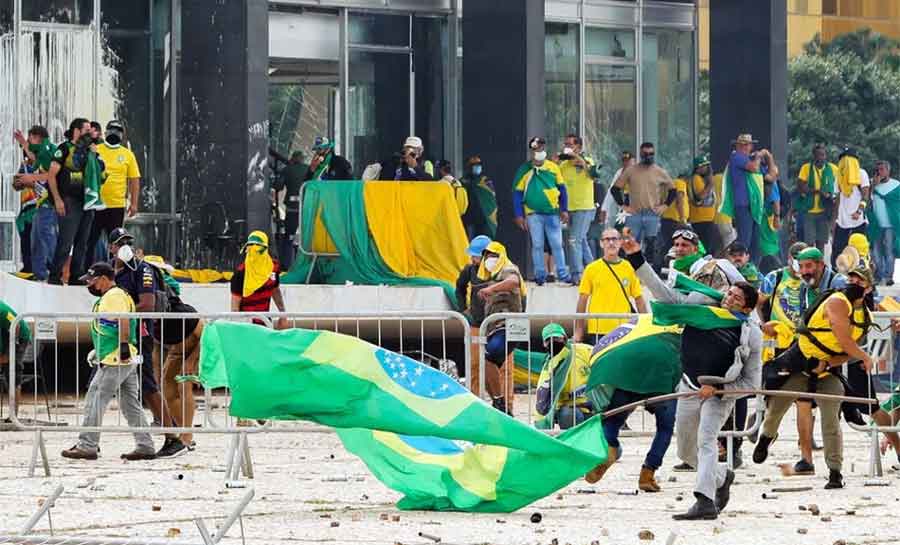 Nunca, em tempo algum, um golpe foi tão ridículo, com personagens tão absurdos