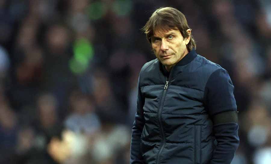 Antonio Conte retorna ao comando do Tottenham após passar por cirurgia