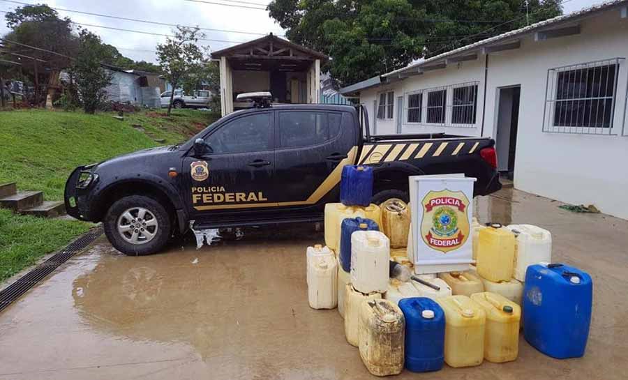 Polícia Federal acha depósito com 35 galões com combustível contrabandeados no interior do Acre