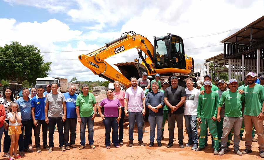 Deputado Emerson Jarude entrega escavadeira hidráulica no valor de R$720 mil à Prefeitura de Epitaciolândia
