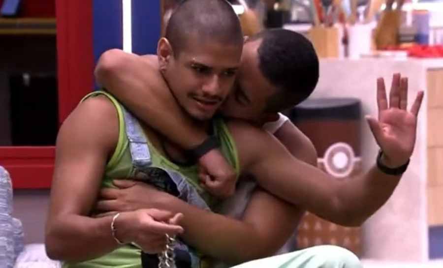 ‘BBB 23’: Bruno Gaga tenta beijar Gabriel de novo e web aponta assédio