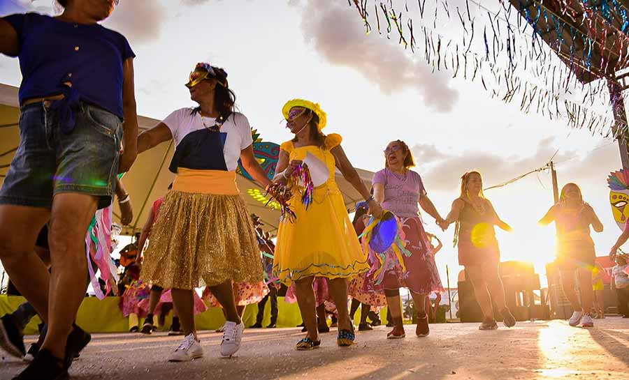 Arena ferve com baile da melhor idade no quarto dia do Carnaval da Família