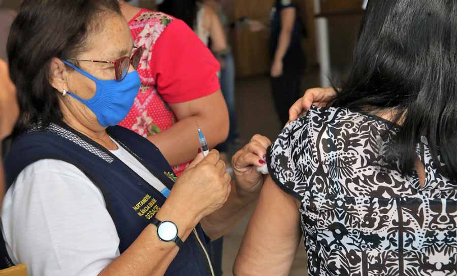 Idosos do Lar Vicentino recebem campanha de imunização com a vacina bivalente contra a Covid-19 em Rio Branco