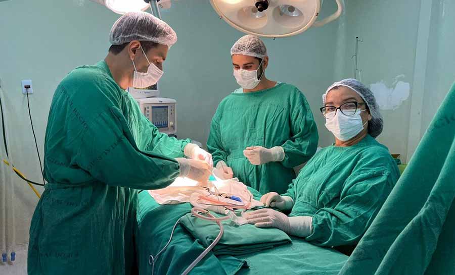 Bebê que nasceu com coluna vertebral aberta e nervos expostos passa por cirurgia em hospital no interior do Acre