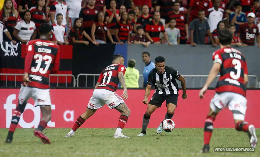 Carlos Alberto volta bem ao Botafogo e dá esperança de solução para a ponta direita