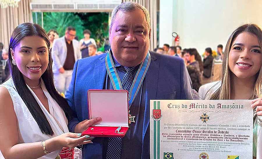 Prefeito Mazinho Serafim é homenageado com a Cruz do Mérito da Amazônia