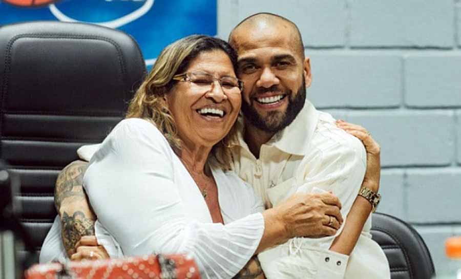 Mãe de Daniel Alves manda recado sobre prisão de jogador; confira