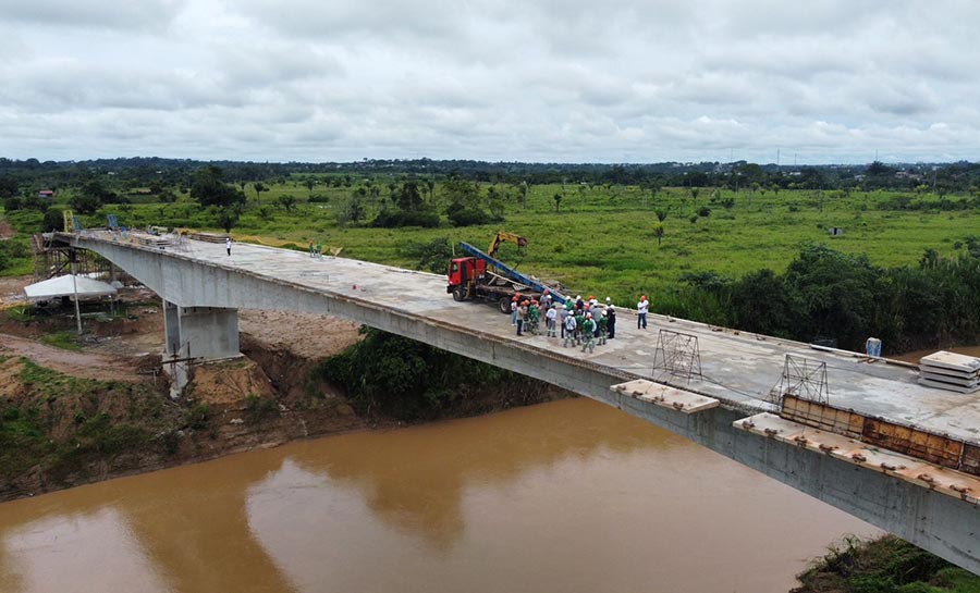 Dois lados da ponte do anel viário de Brasileia-Epitaciolândia se encontram e última aduela é concretada