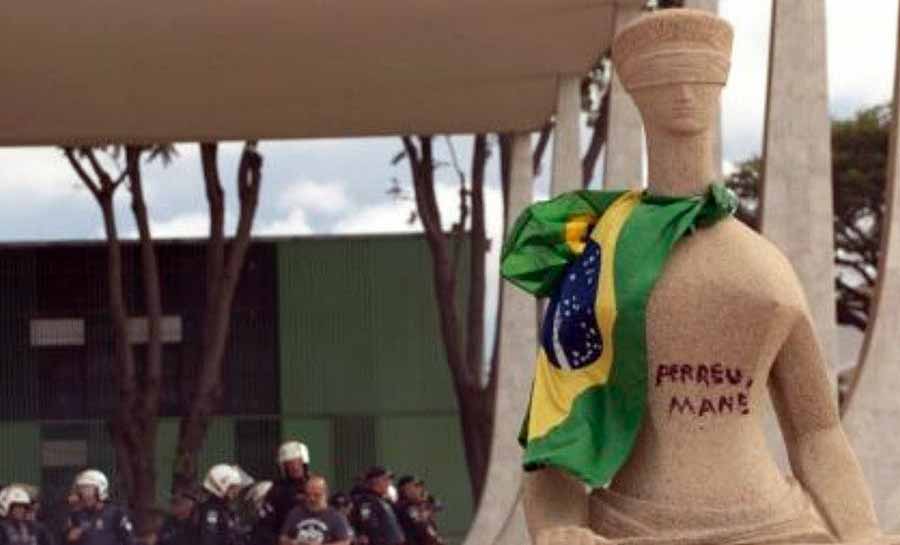 Mulher que pichou ‘perdeu, mané’ em estátua da Justiça é presa pela PF