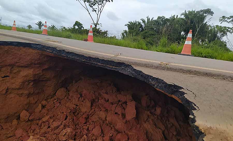 Acre fica isolado por via terrestre após crateras se abrirem em trecho da BR-364 em Extrema (RO)