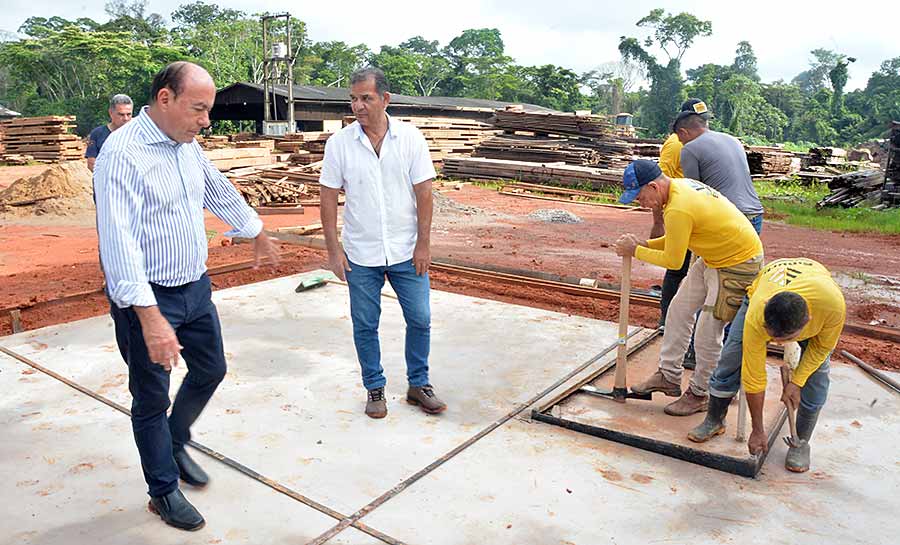 Prefeito de Rio Branco vistoria piso do protótipo do projeto habitacional “1001 Dignidades”