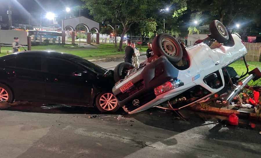 Caminhonete de empresa de energia elétrica tomba após bater contra carro em Rio Branco