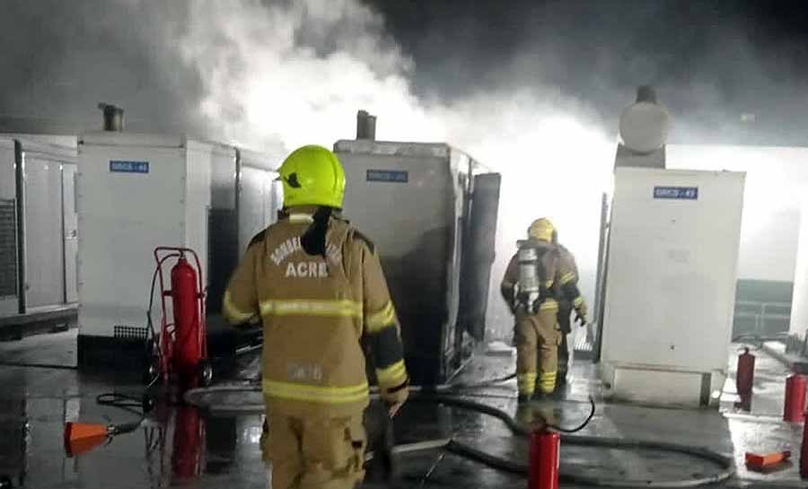 Incêndio atinge base de energia em Cruzeiro do Sul e três funcionários foram levados para o PS