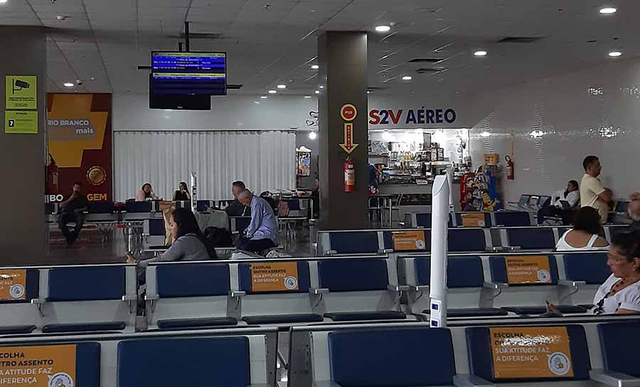 Acesso a aeroporto é interditado e cinco voos são cancelados em Rio Branco após forte chuva